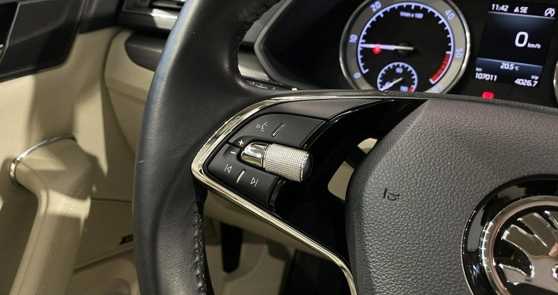 Skoda Superb cena 104900 przebieg: 107000, rok produkcji 2020 z Piastów małe 529
